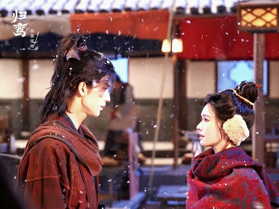 설 인사 영상 — 눈 내리는 거리에서 마주 선 소려와 온유